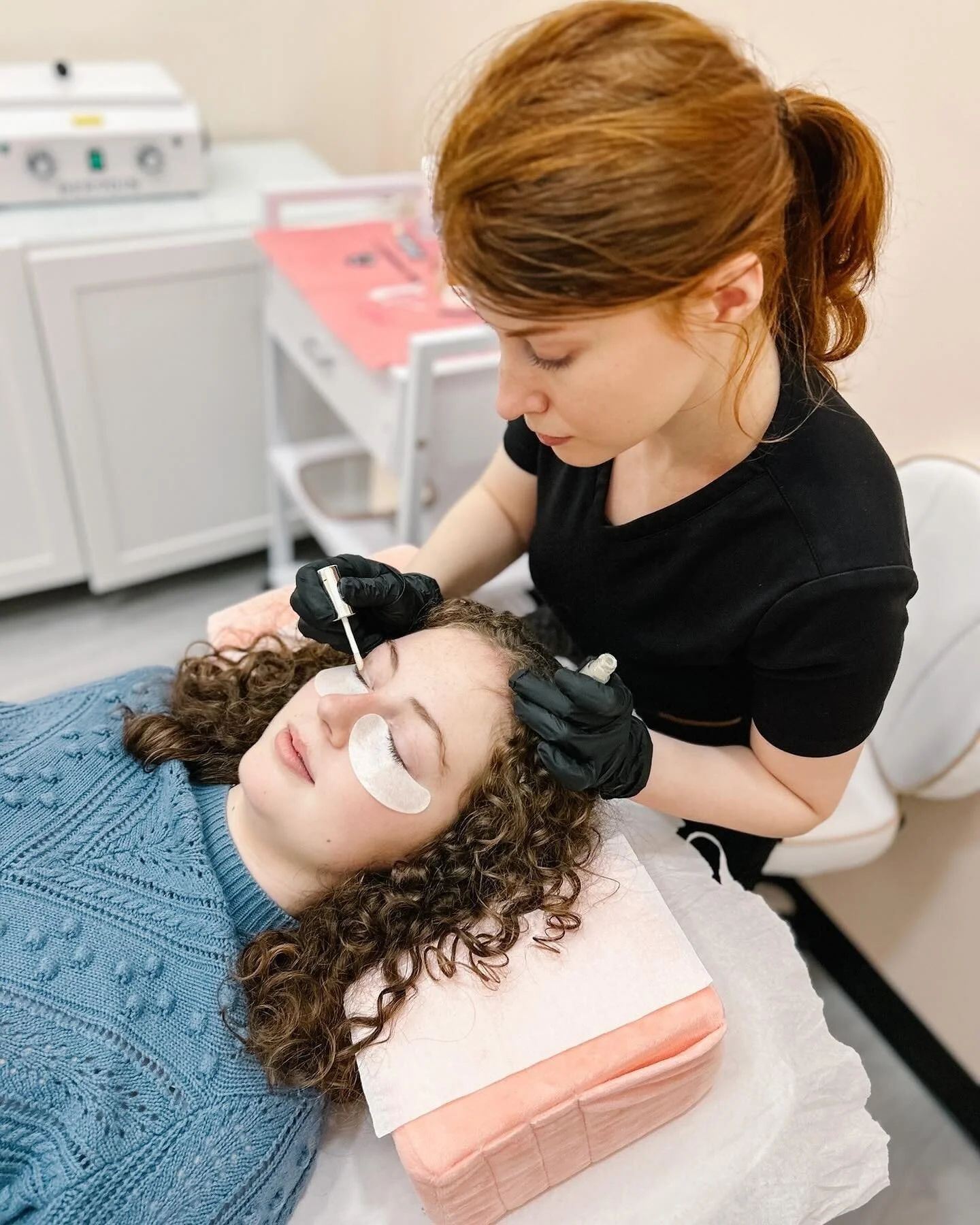 Want that flawless look every morning without the effort? We call it &lsquo;The Full Wow&rsquo; 😍
A brow tint and lamination + a lash lift and tint = skipping the extra time it takes each morning to make your eyes pop!
#lashlift #lashtint #lashes 